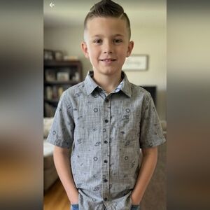 Wrangler Gray Short-Sleeve Button-Down Shirt with Navy Motifs